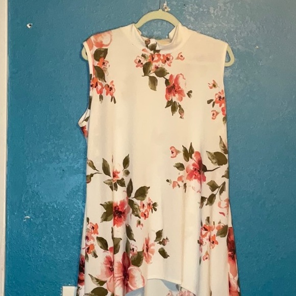 White sleeveless shirt with flower designs, 2x, brand: Rainbow - Picture 3 of 4